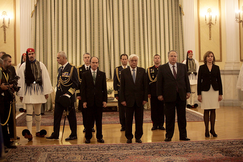 Τα διαπιστευτήριά τους επέδωσαν στον ΠτΔ Π. Παυλόπουλο οι πρέσβεις των ΗΠΑ και Τουρκίας στο Προεδρικό Μέγαρο (φωτό)